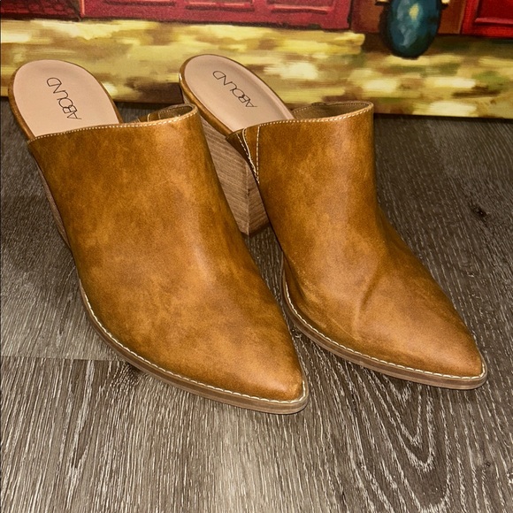 Abound Women's Brown Leather Mules - Picture 15 of 15